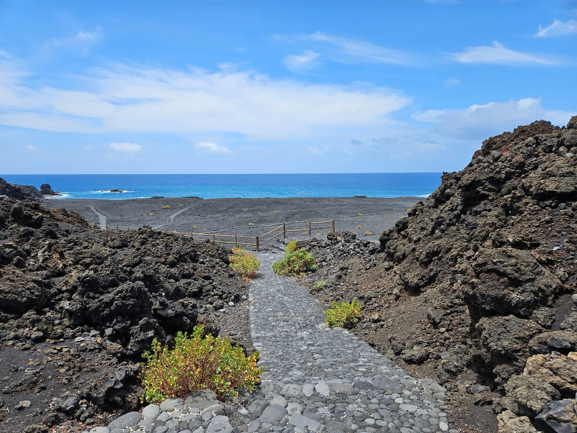 Playa Echentive, La Palma — camino entre lava hacia el mar