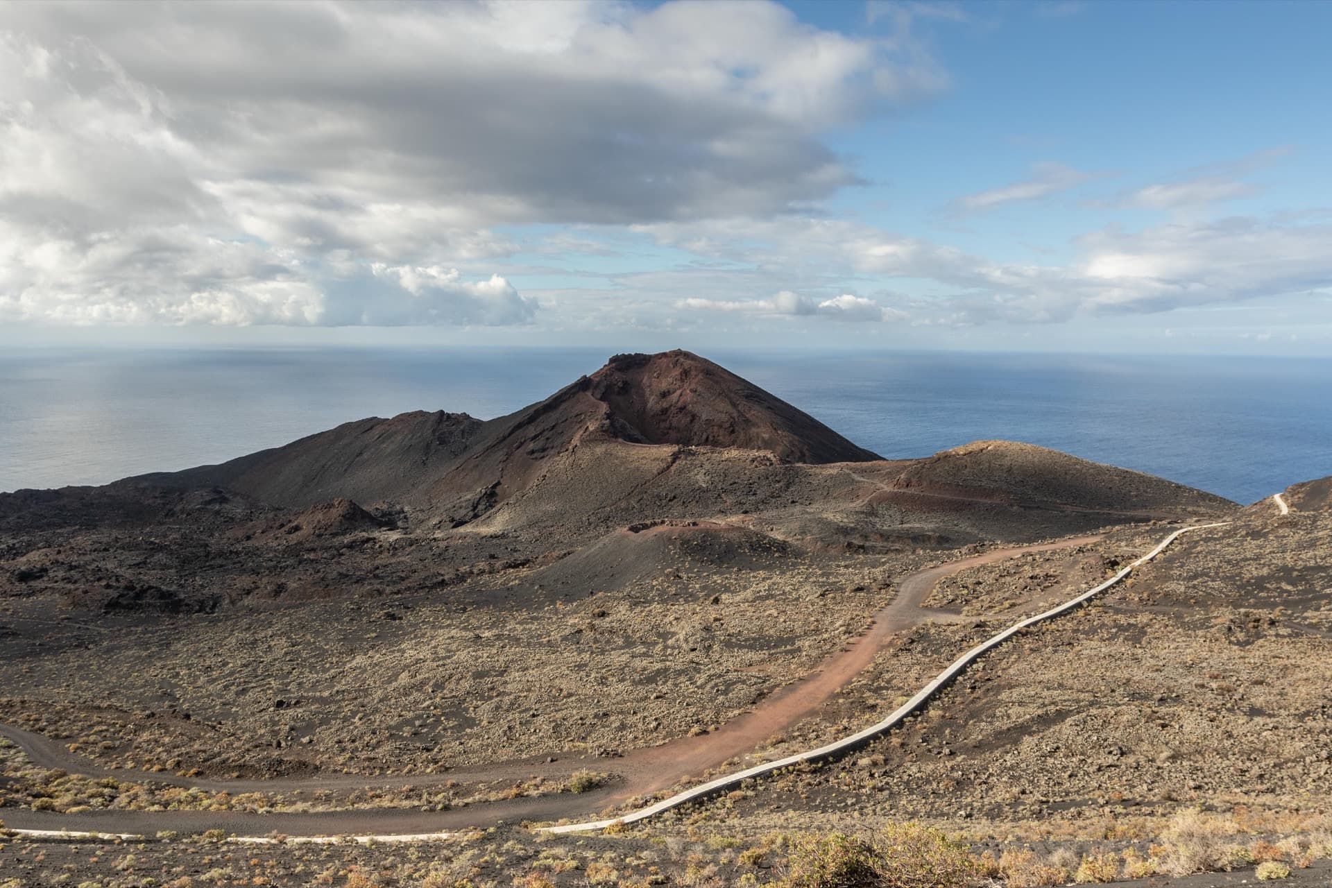 Volcán Teneguía, La Palma — cono volcánico y océano